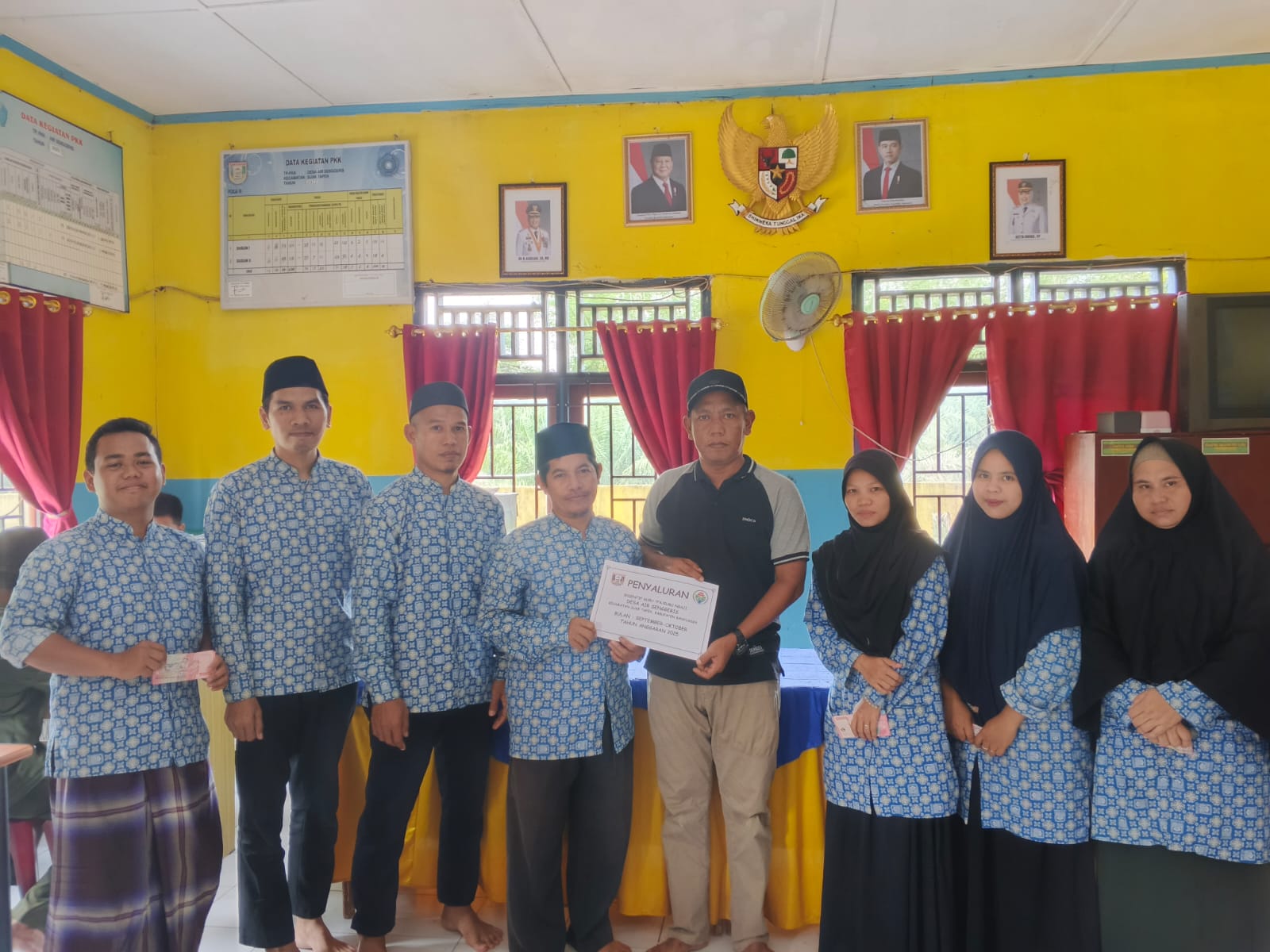 Pemdes Air Senggeris Menyalurkan Insentif Kader, Guru Paud dan Guru Ngaji